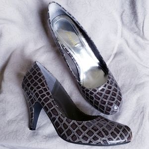 New! Flourish Women's Snake Print Pumps